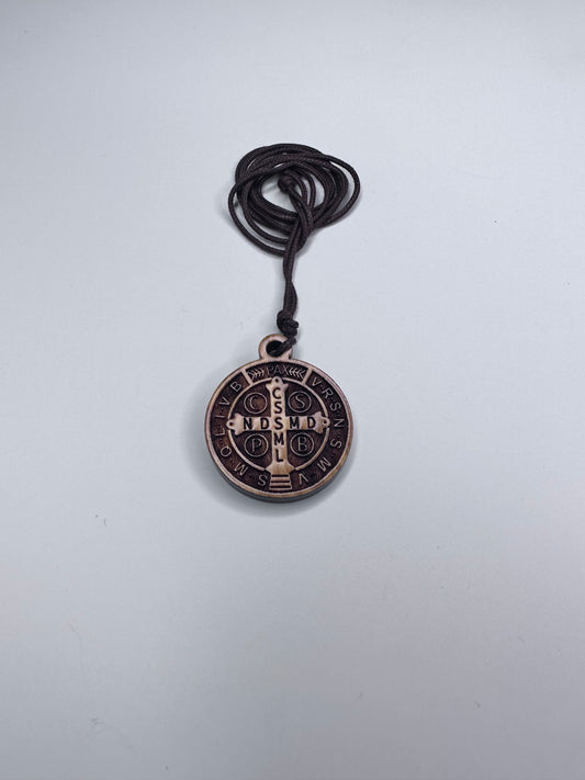 Medalla de San Benito de madera de olivo