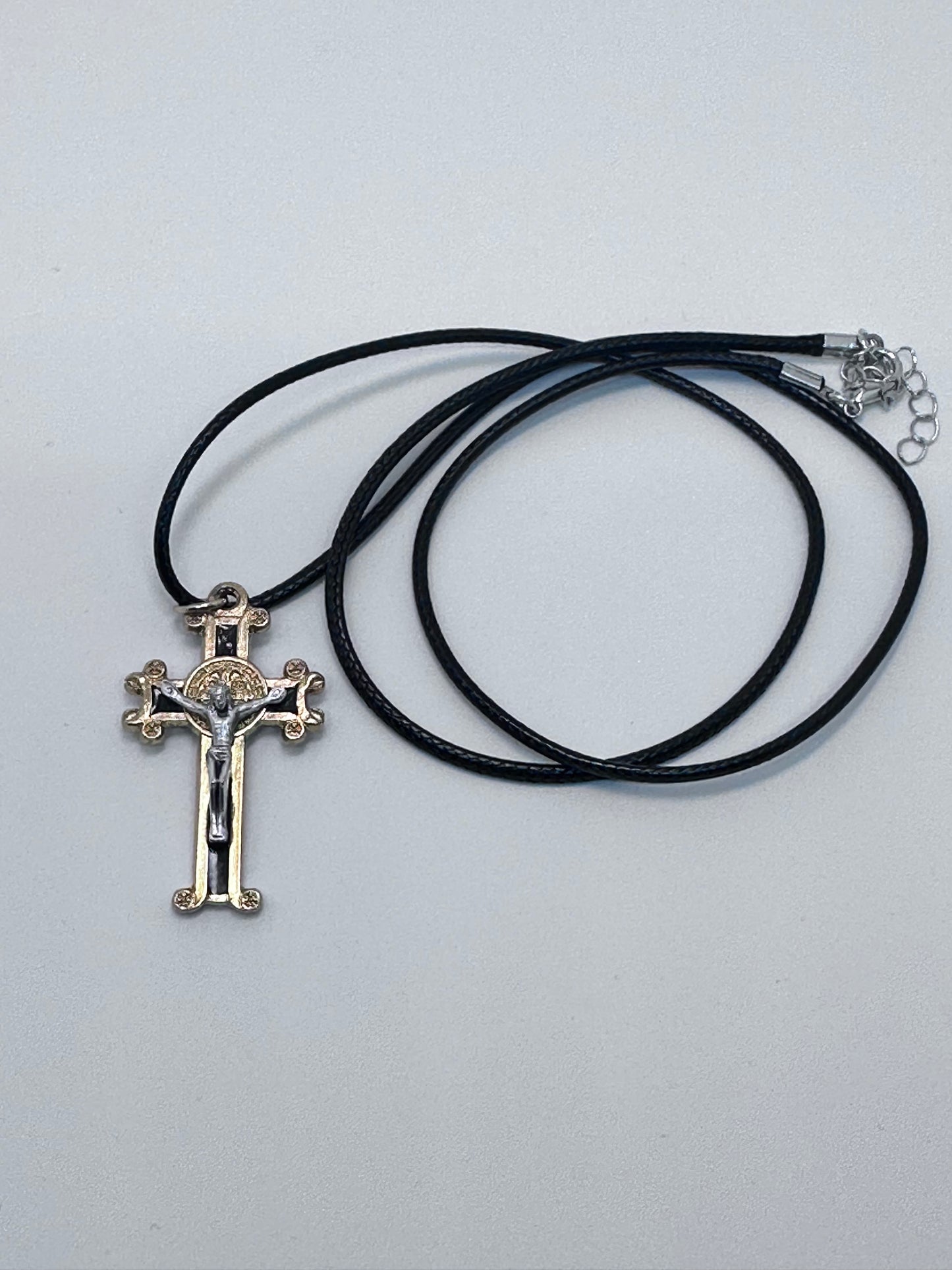 Crucifijo San Benito Negro/Rojo