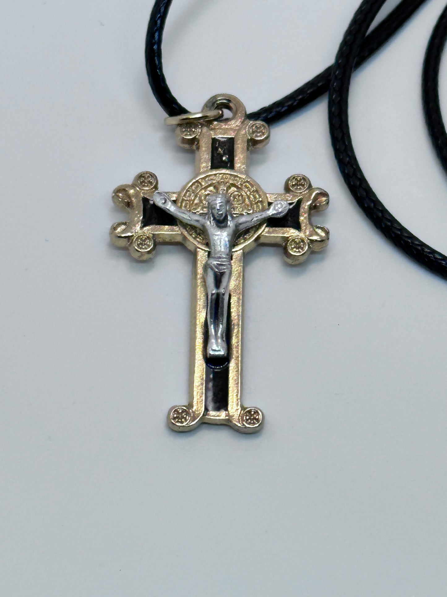 Crucifijo San Benito Negro/Rojo