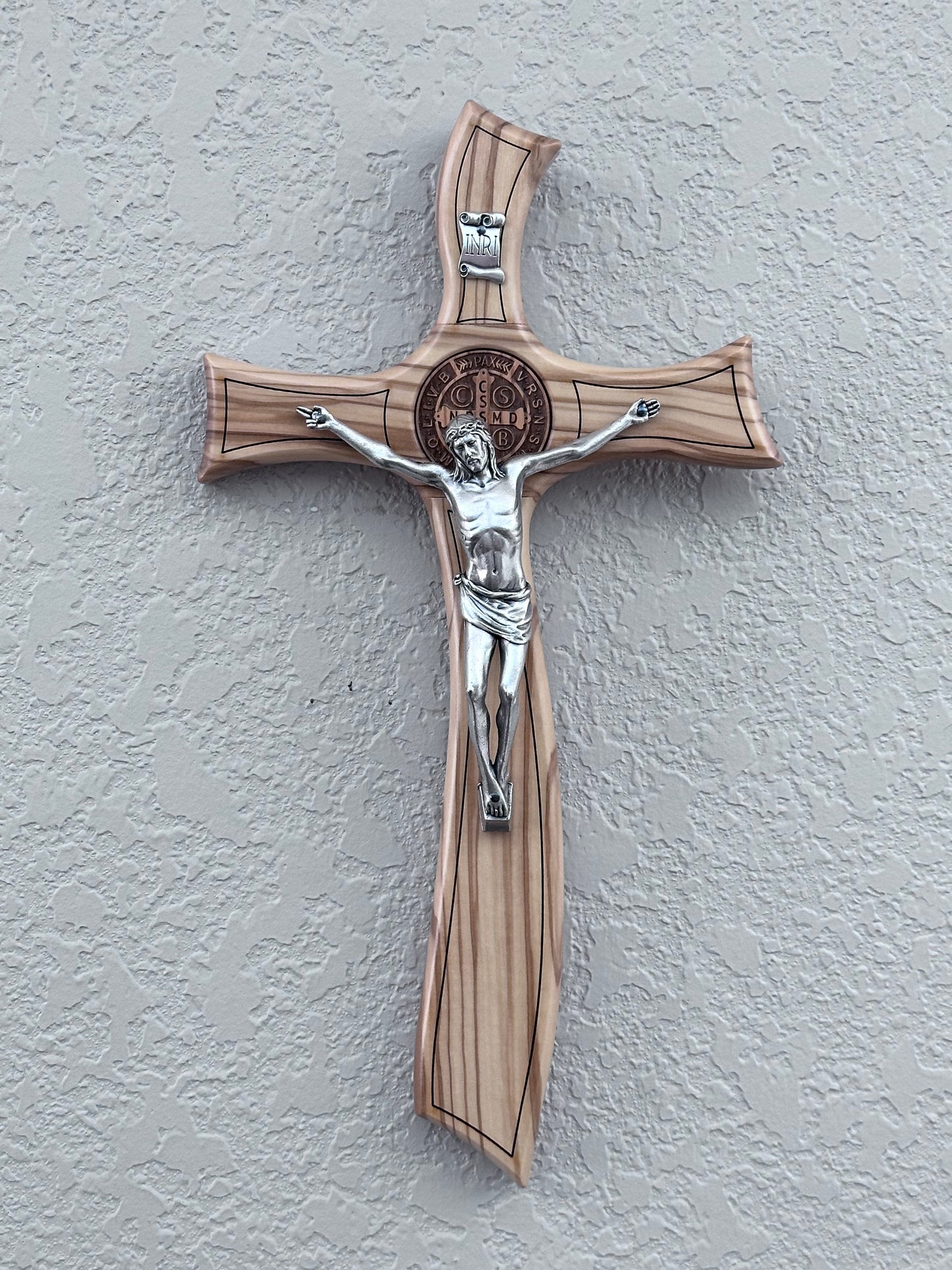 Crocifisso di San Benedetto realizzato in legno d'ulivo e metallo