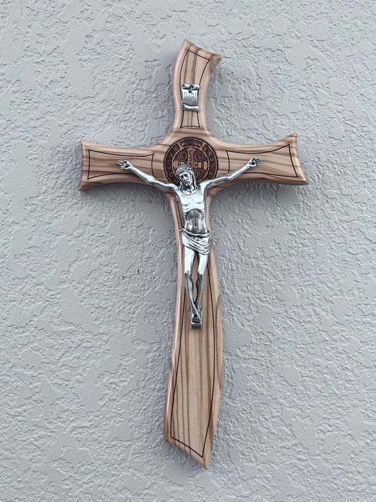 Crucifijo de San Benito realizado en madera de olivo y metal