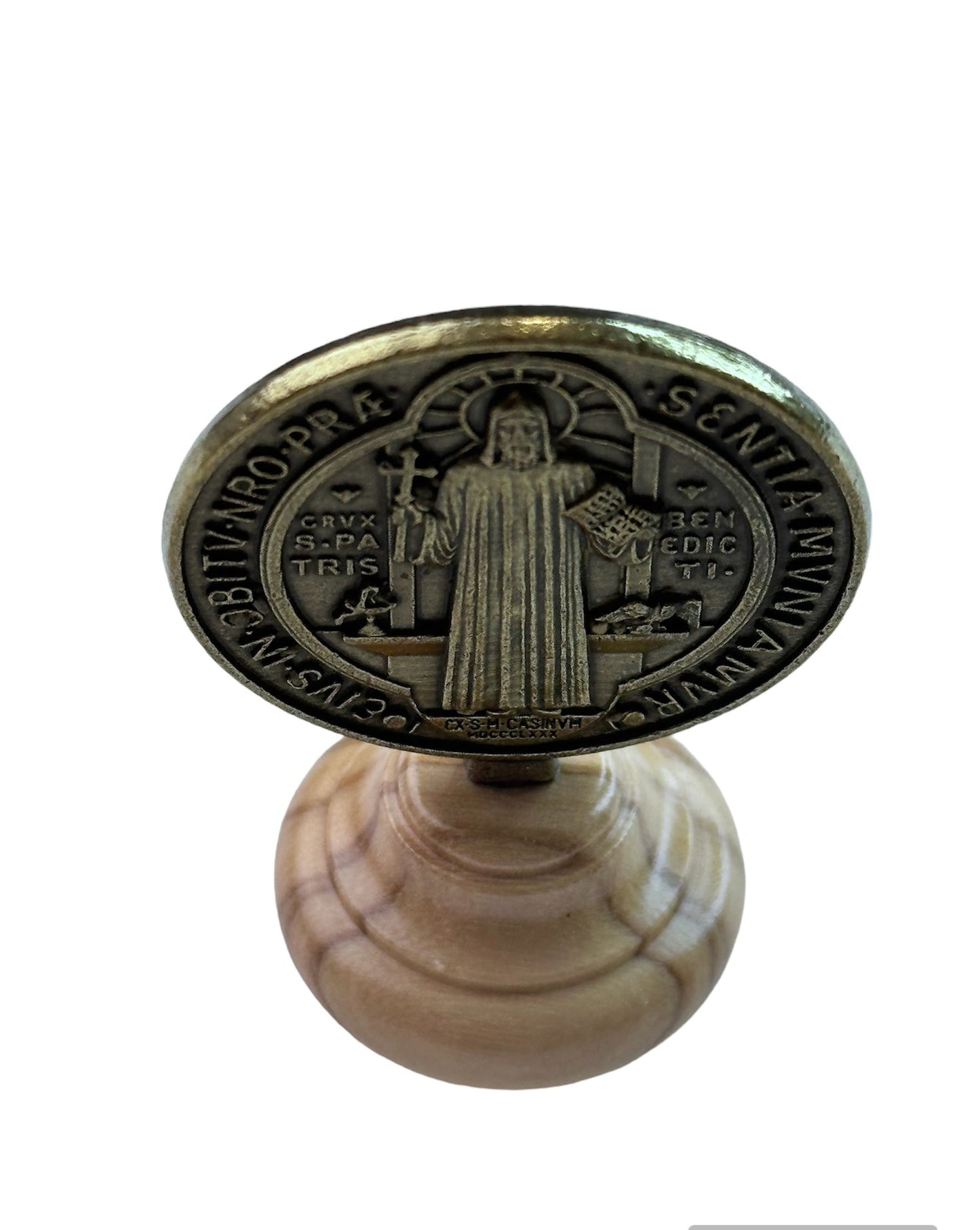 Medalla de San Benito con Base de Madera de Olivo