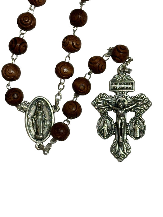 Rosario de Cuentas de Madera de Olivo con Crucifijo del Perdón y medalla milagrosa.