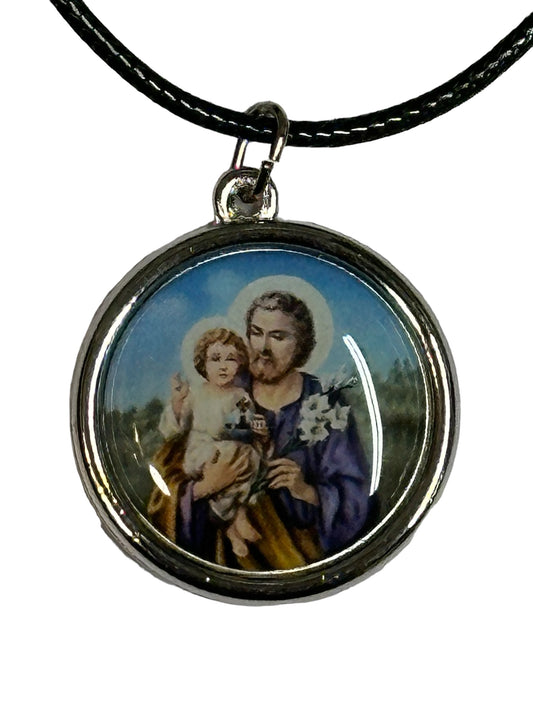Medalla de San José con el Niño Jesús en Resina con Collar de Algodón Encerado