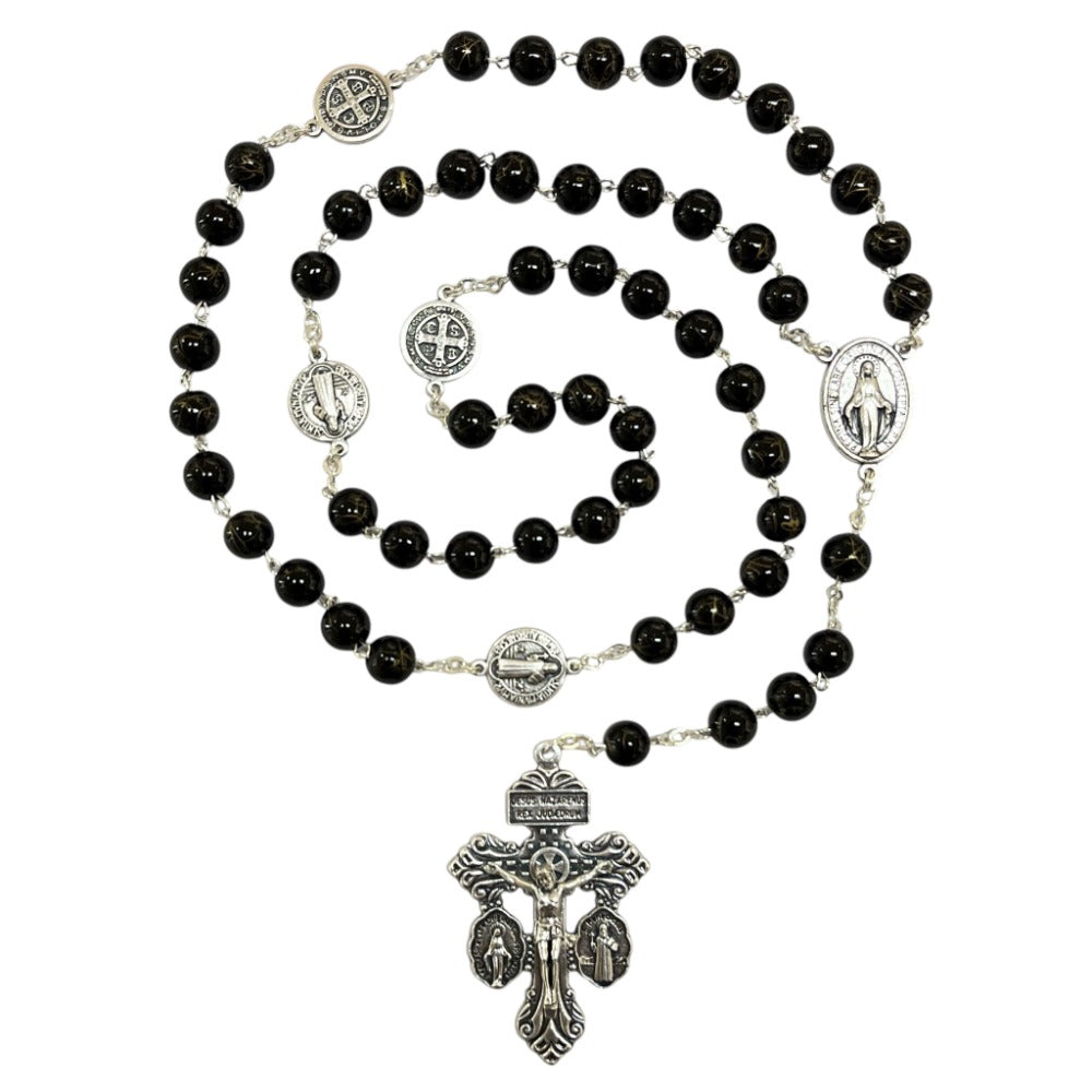 Rosario con crucifijo de perdón, cuentas de vidrio negro