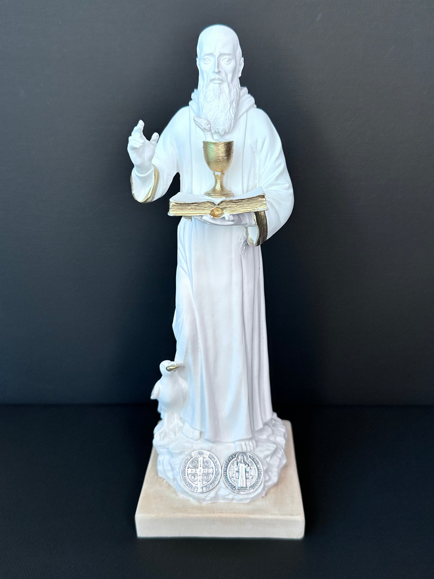 Statua di San Benedetto bianca