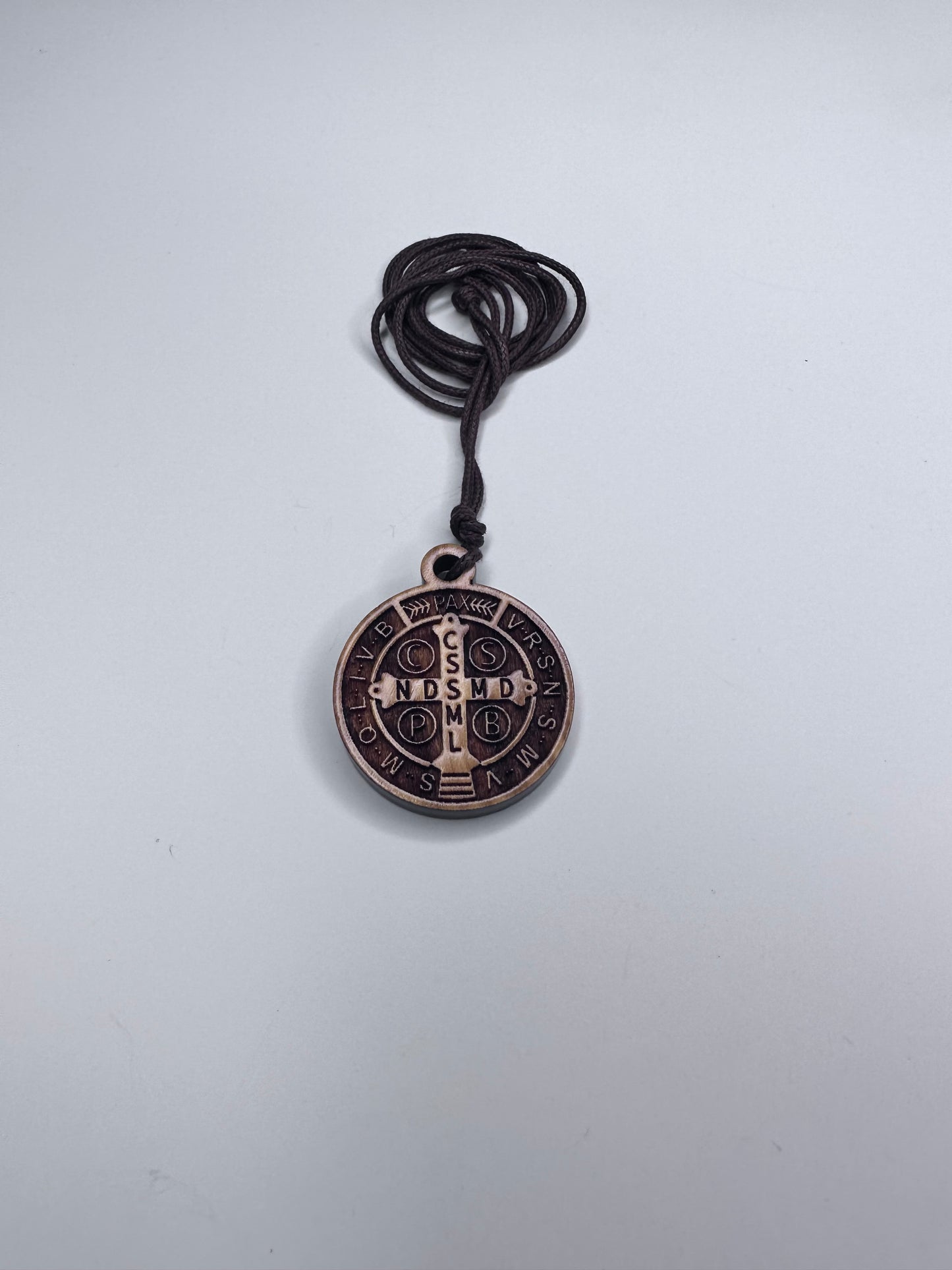 Medalla de San Benito de madera de olivo