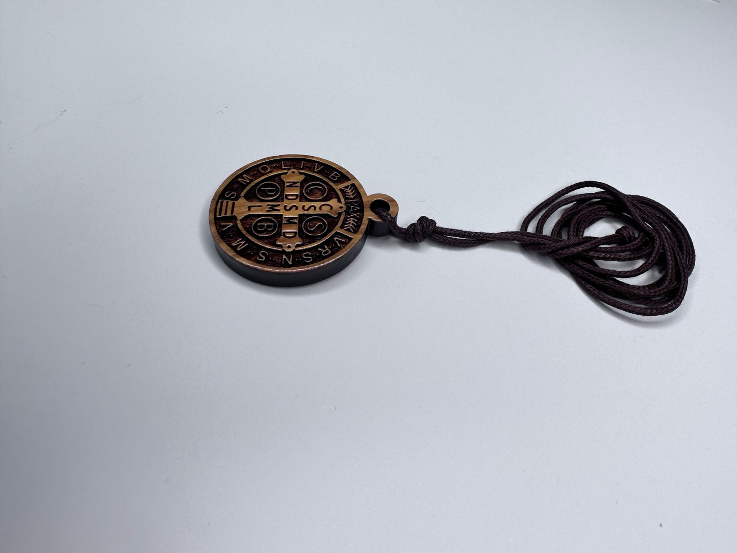 Medalla de San Benito de madera de olivo