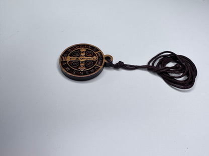 Medalla de San Benito de madera de olivo