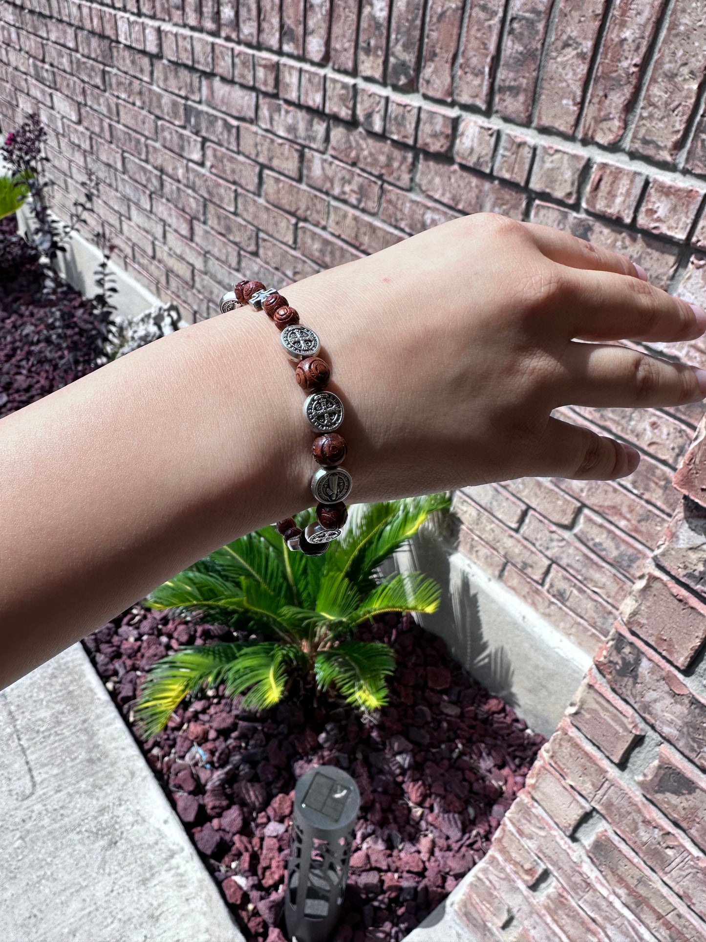 Pulsera San Benito Cuentas Madera Oscura