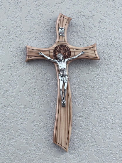 Crocifisso di San Benedetto realizzato in legno d'ulivo e metallo