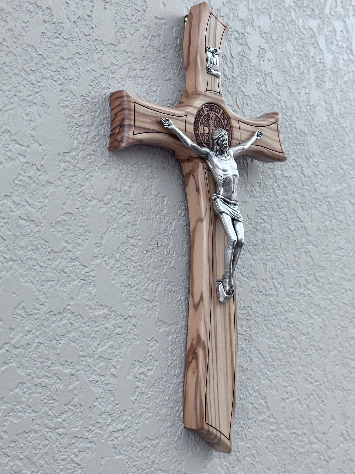 Crucifijo de San Benito realizado en madera de olivo y metal