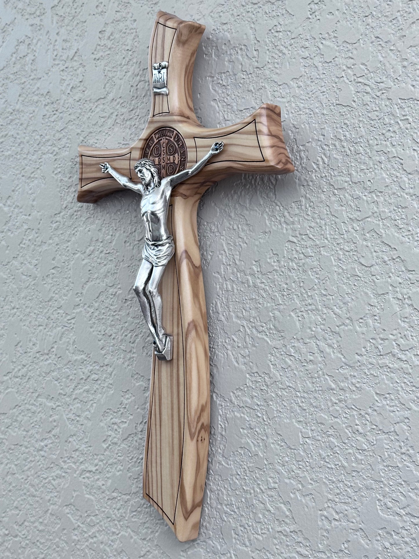 Crucifijo de San Benito realizado en madera de olivo y metal