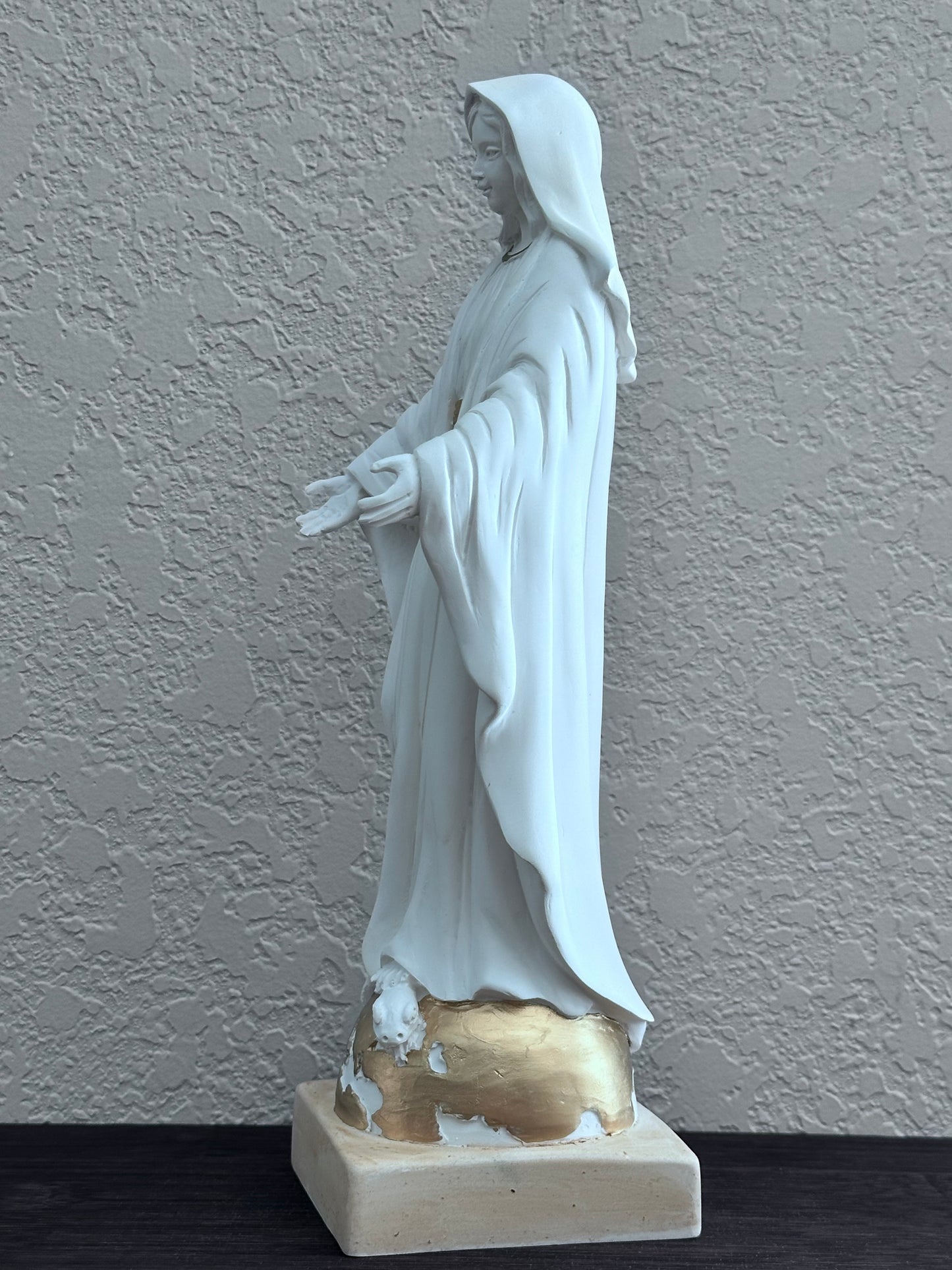 Estatua de la Virgen Milagrosa de resina de color blanco de 11,8 pulgadas