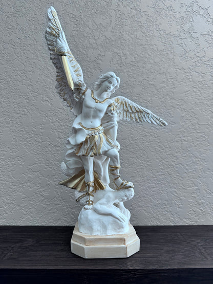 Statua di San Michele Arcangelo in resina di colore bianco 13 pollici
