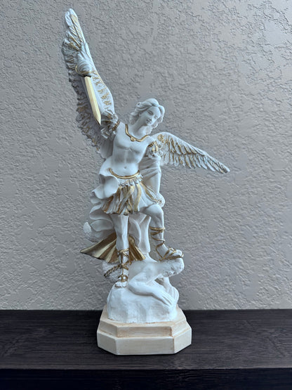 Estatua de San Miguel Arcángel de resina color blanco 13 pulgadas