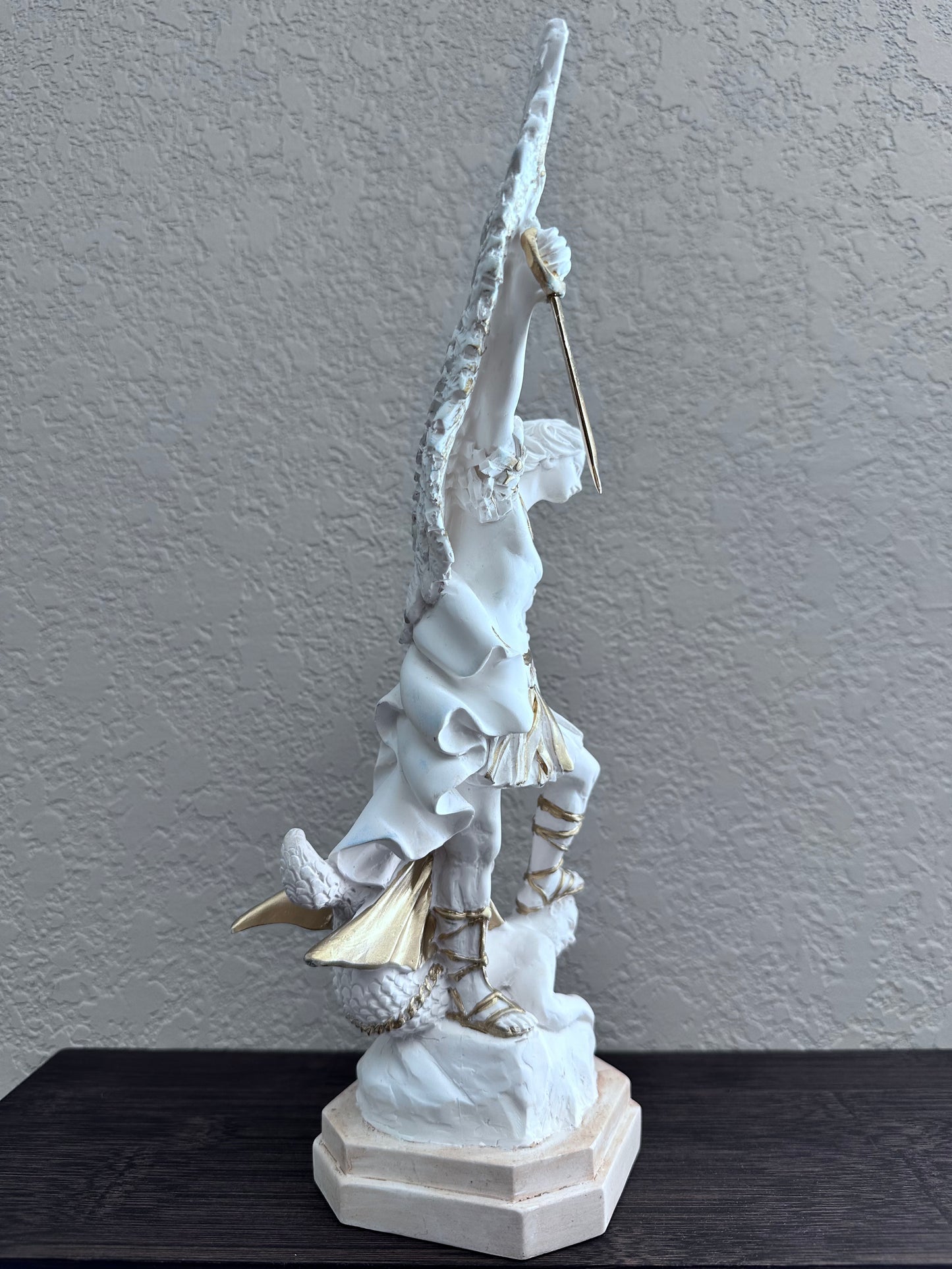 Estatua de San Miguel Arcángel de resina color blanco 13 pulgadas