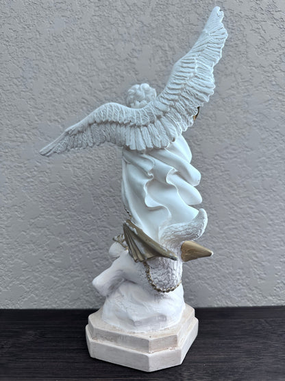 Estatua de San Miguel Arcángel de resina color blanco 13 pulgadas