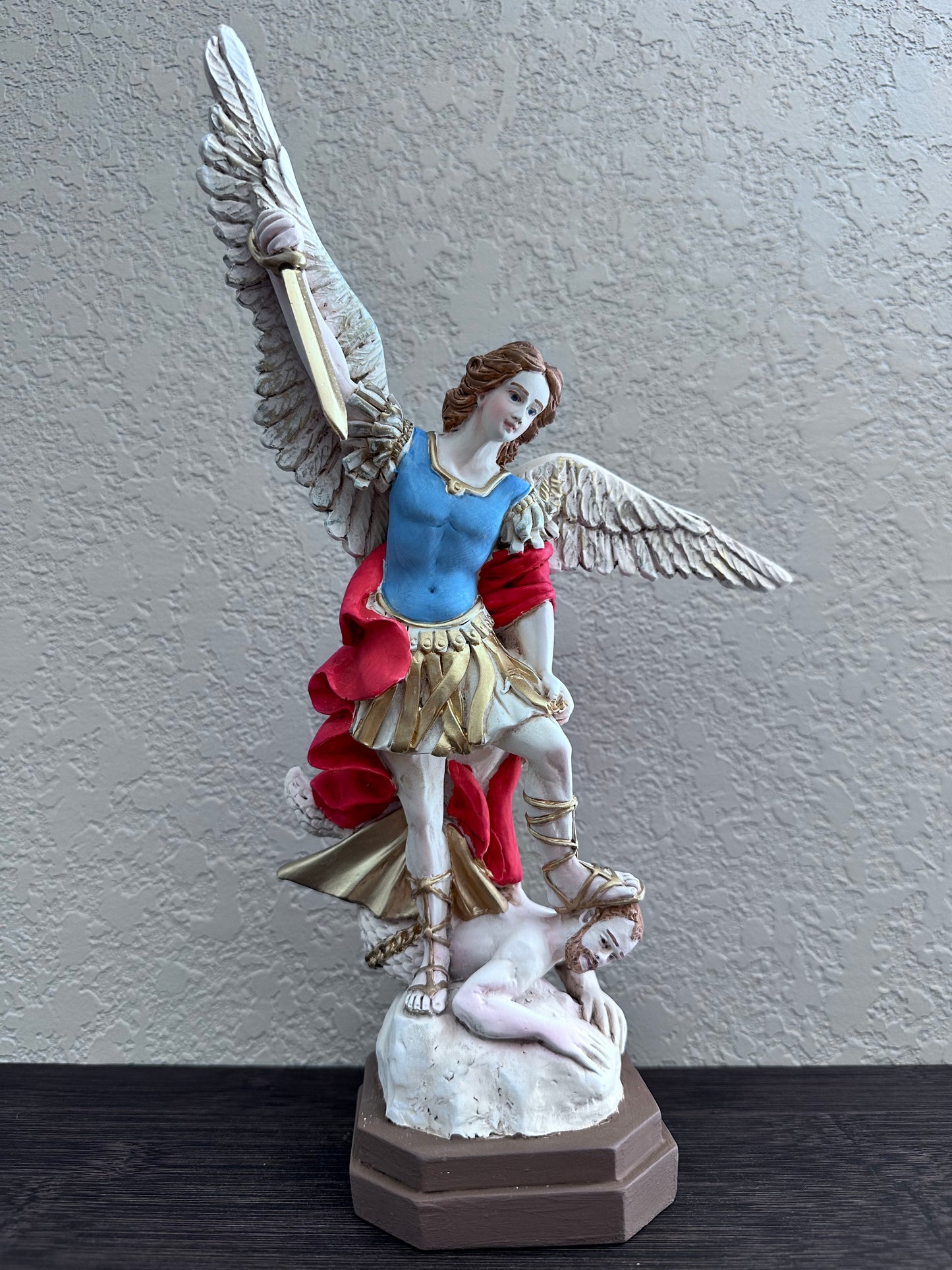 Estatua de San Miguel Arcángel de resina coloreada 33 cm