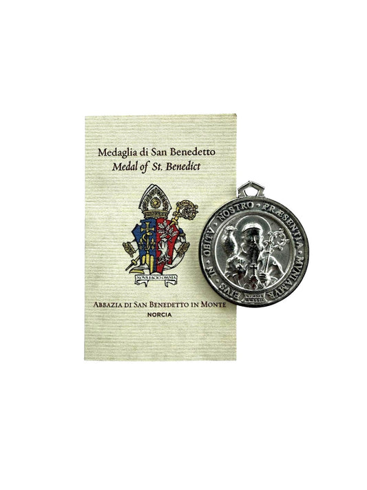 Medalla de San Benito Tono Plata – 1.5 Pulgadas (Abbazia di San Benedetto in Monte, Norcia)