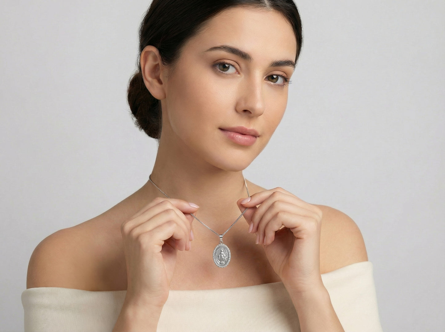 Medaglia Miracolosa in Argento 925 con Strass e Catena da 19 pollici