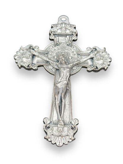 Crucifijo de San Benito de metal plateado con adornos 12 x 7,6 cm