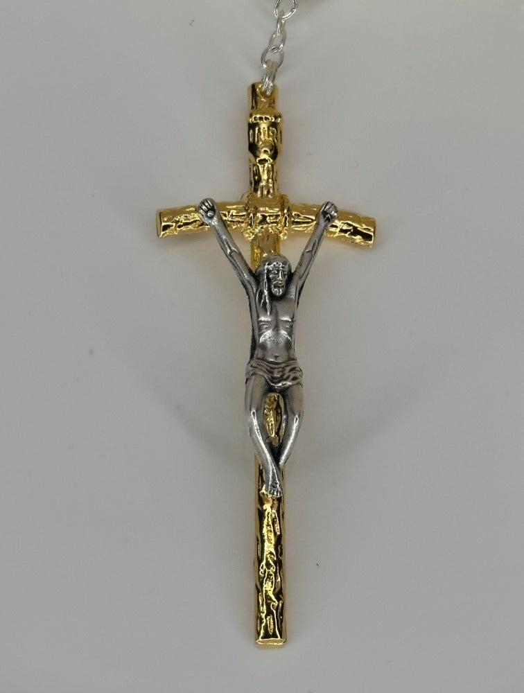 Rosario de San Benito Está elaborado con cuentas color perla.