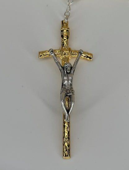 Rosario de San Benito Está elaborado con cuentas color perla.