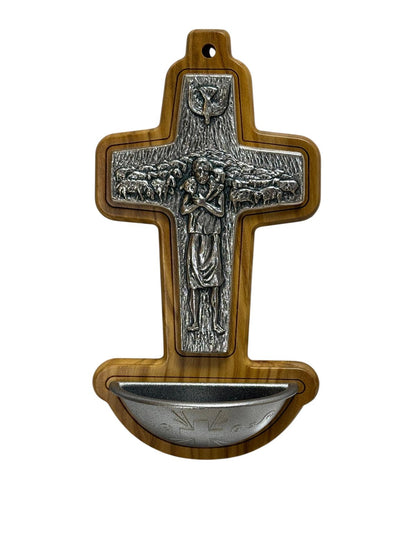 Pila de agua bendita de madera de olivo con la cruz pastoral del papa Francisco