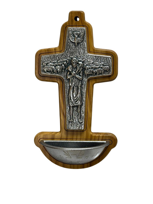 Pila de agua bendita de madera de olivo con la cruz pastoral del papa Francisco